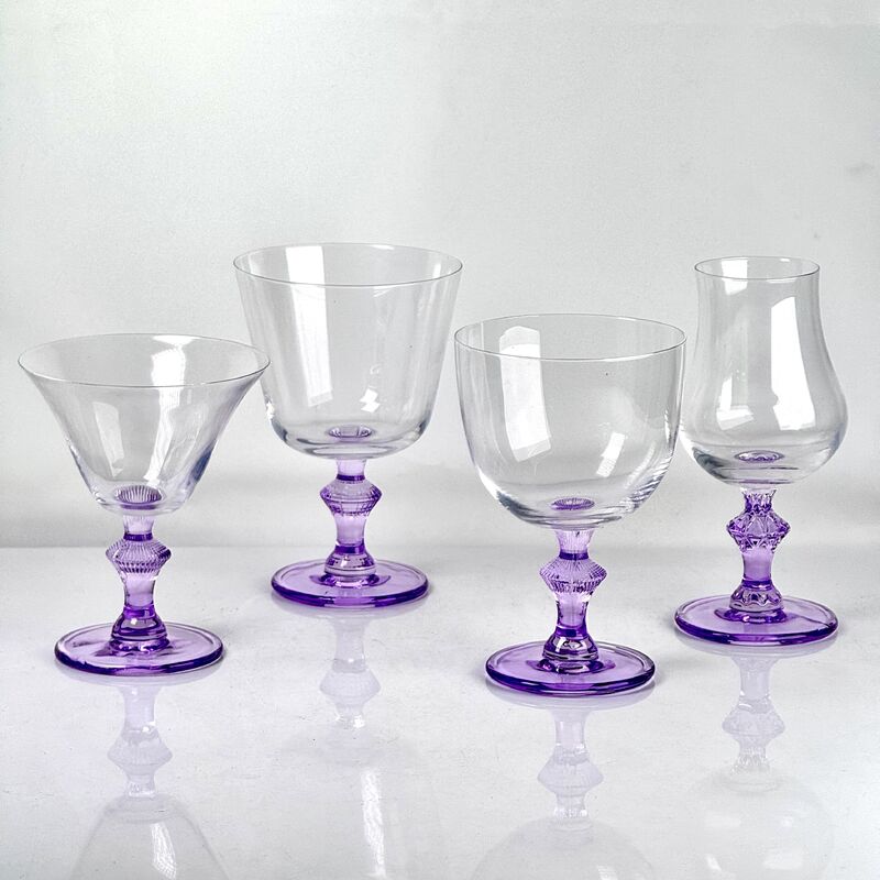 Qualität 4‑Pack Vintage Purple Stem Wine Glasses, Assorted Shapes Clear Cup with Decorative Purple Stem, Handblown Glass Goblets for Wedding Party Home Tabletop Decoration usine
