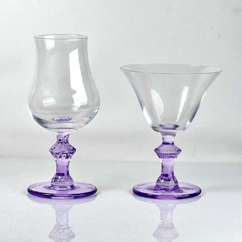 Qualität 4‑Pack Vintage Purple Stem Wine Glasses, Assorted Shapes Clear Cup with Decorative Purple Stem, Handblown Glass Goblets for Wedding Party Home Tabletop Decoration usine