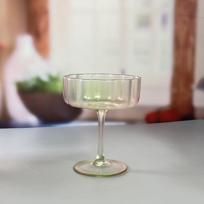 Qualität 190ml Martini Glas angepasst Farbspülung Dreifarbiger Gradient Frosted Coupe geeignet für Cocktail-Serving und Bar Display usine