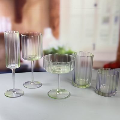 Qualität 190ml Martini Glas angepasst Farbspülung Dreifarbiger Gradient Frosted Coupe geeignet für Cocktail-Serving und Bar Display usine