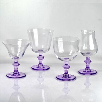 Qualität 4‑Pack Vintage Purple Stem Wine Glasses, Assorted Shapes Clear Cup with Decorative Purple Stem, Handblown Glass Goblets for Wedding Party Home Tabletop Decoration usine