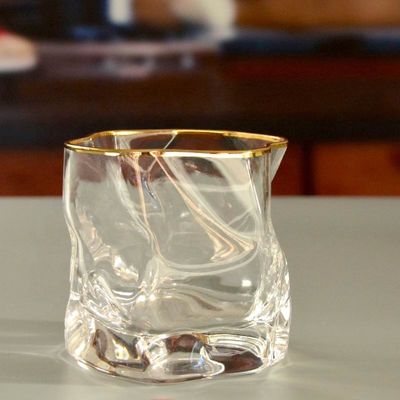 Qualität Unregelmäßiges handgefertigtes Whisky-Glas mit goldenem Rand usine