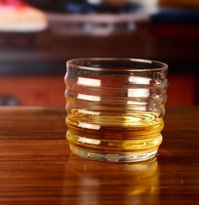 Qualität Handgefertigtes Whisky-Glas mit Wellenmuster usine