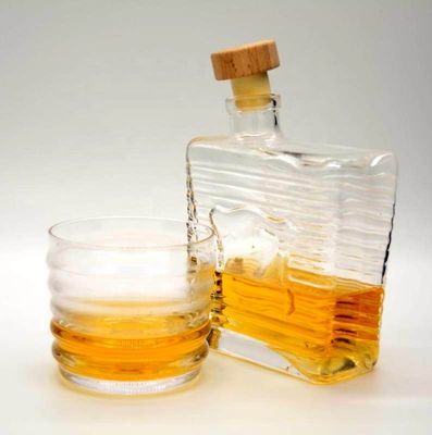 Qualität Handgefertigtes Whisky-Glas mit Wellenmuster usine