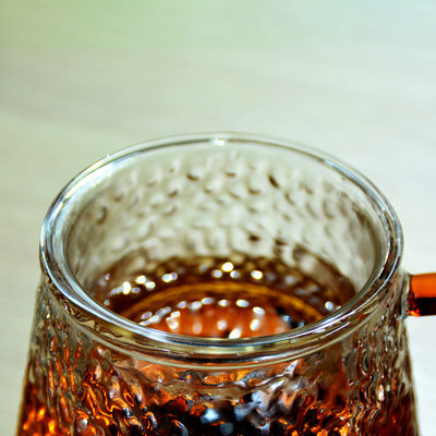 Qualität Handgefertigte Glas-Tee-Tasse mit geprägtem Muster Hoch-Borosilikat-GlasTee-Tasse Tumbler Trinkglas usine