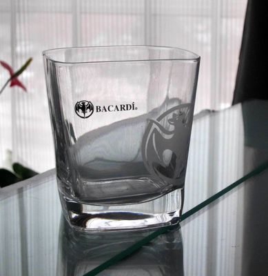 Qualität Anpassung Druck Logo Bacardi Whiskey Tumbler Glas, Quadrat Whiskey Gläser usine